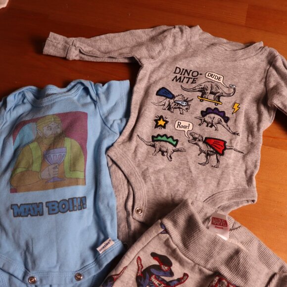 Lot of 8 baby clothes for 0/3M clothing,  longsleeved, shortsleeve, combo, dino - Picture 4 of 8